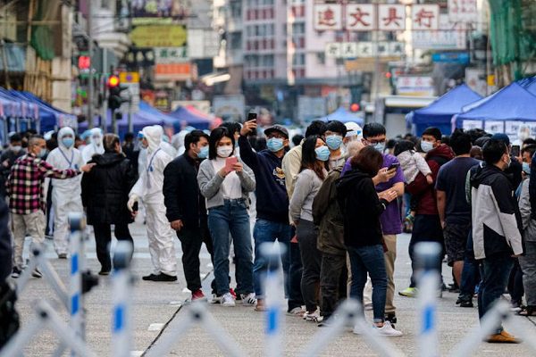 Desata polémica la realización de pruebas covid anales en China