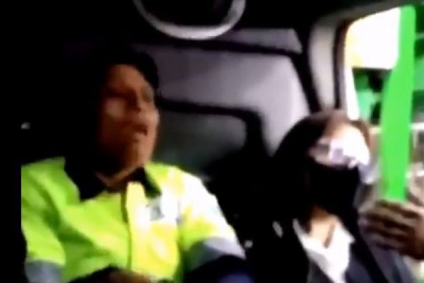 #LadyPepitas se negó a usar cubrebocas en combi de Edomex #VIDEO