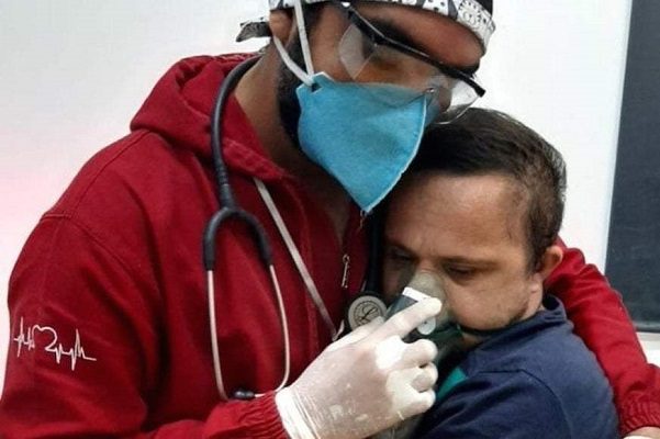 Enfermero abrazado a paciente covid con Síndrome de Down que estaba asustado