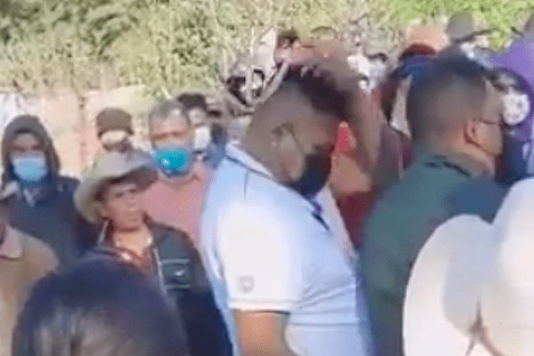 Pobladores inconformes ponen soga al cuello a presidente municipal, en Oaxaca #VIDEO
