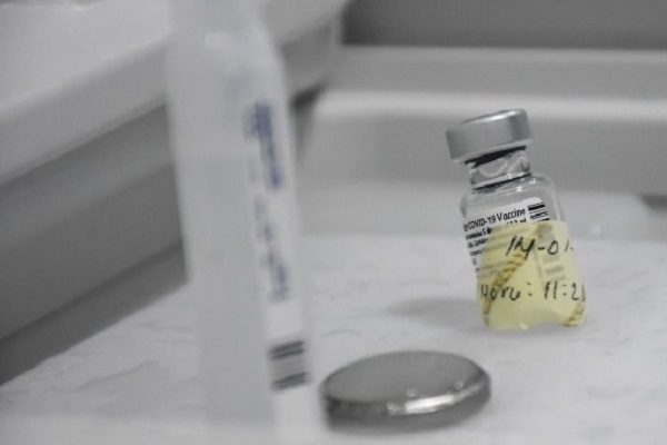 Vacuna de Novavax registra eficacia de solo el 50% contra cepa sudafricana de covid