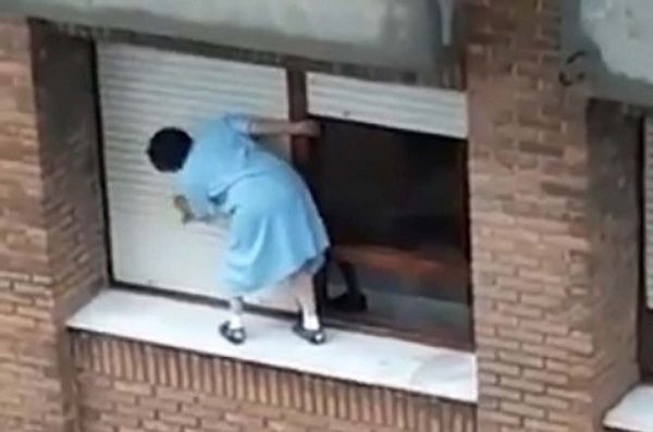 Sorprende mujer limpiando ventanas desde séptimo piso sin ninguna protección #VIDEO