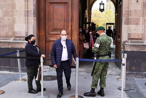 El padre Alejandro Solalinde visita Palacio Nacional, donde se encuentra AMLO