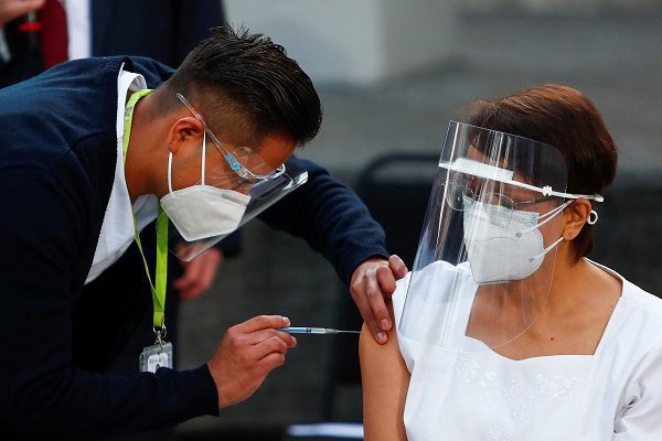 Ya fue vacunado el 100% del personal de salud de primera línea: Sheinbaum