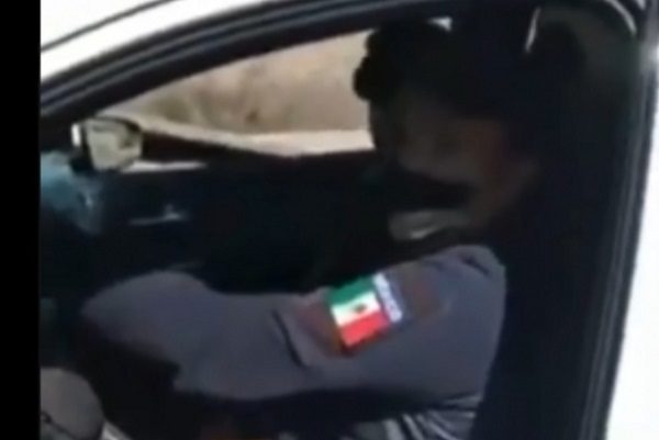 Pobladores evidencian a policías que quitaron celular a chofer, en Coacalco #VIDEO