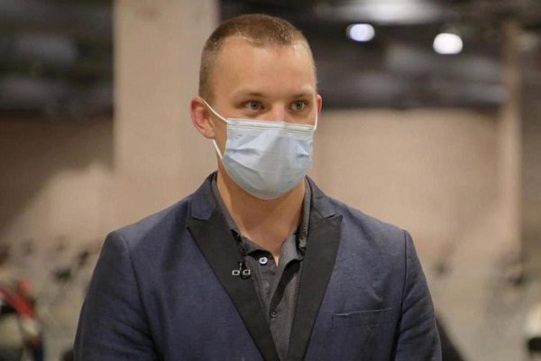 Joven desata polémica tras vacunar a sus cuatro amigos contra el Covid-19