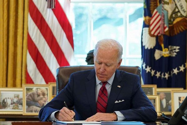 Biden restaura "Obamacare" y elimina restricción al aborto