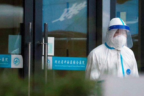 Equipo de la OMS en Wuhan visita hospital que trató primer caso de Covid-19