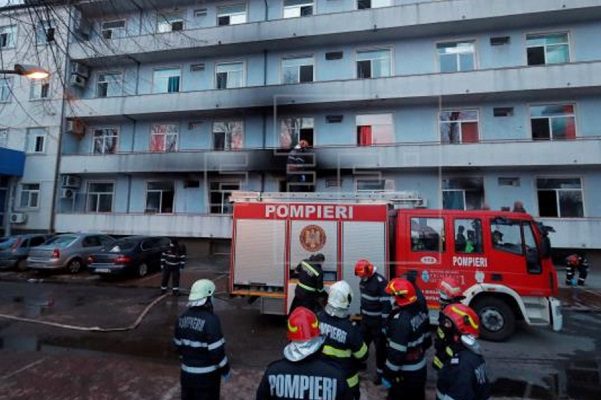 Al menos cinco pacientes covid murieron tras incendio en hospital de Rumania