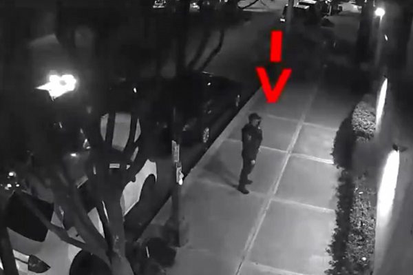 Evidencian a policías que presuntamente robaron computadora de auto #VIDEO