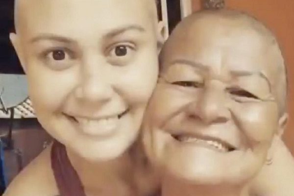 Madre apoya a su hija con cáncer rapándose junto a ella #VIDEO
