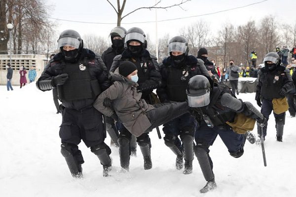 Se registran al menos mil detenidos tras protestas a favor de Alexei Navalni #VIDEOS