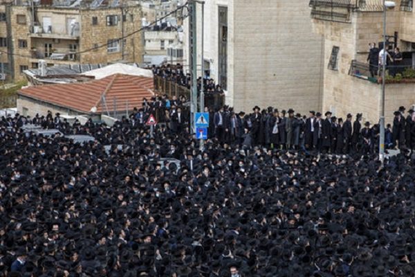 Pesa a la pandemia, judíos ultraortodoxos acuden a funeral masivo #VIDEOS