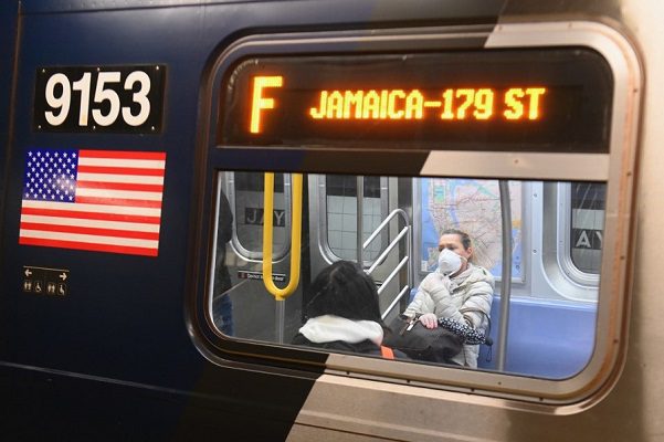 EU establece cubrebocas obligatorio en todos los transportes públicos del país