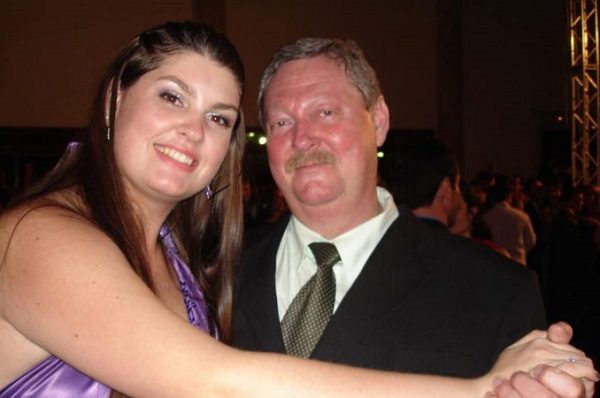 Epidemióloga comparte que su padre murió por Covid al creer todo lo que decían los grupos de WhatsApp