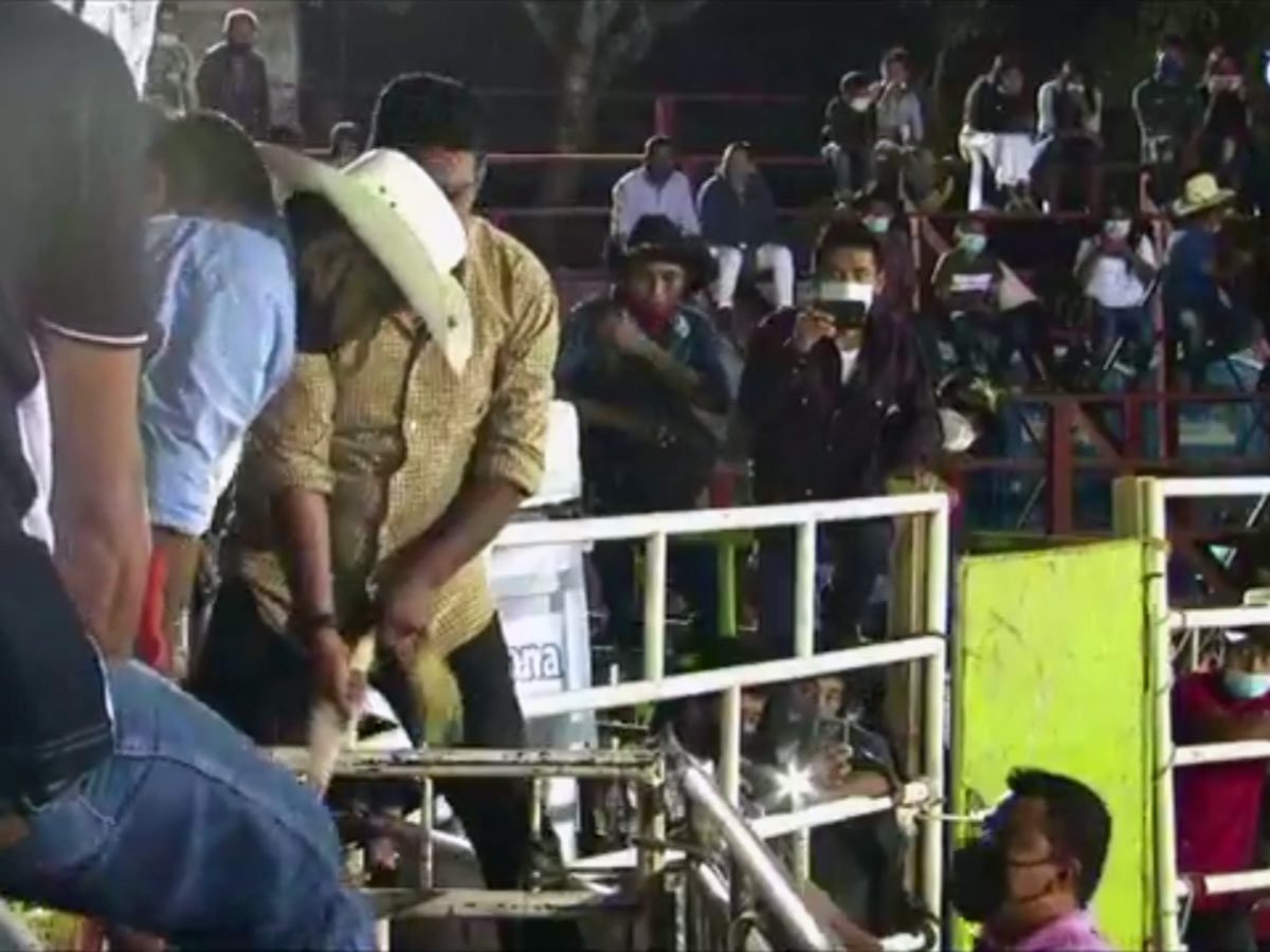 Arman jaripeo en Oaxaca y piden quitarse cubrebocas "para gritar"