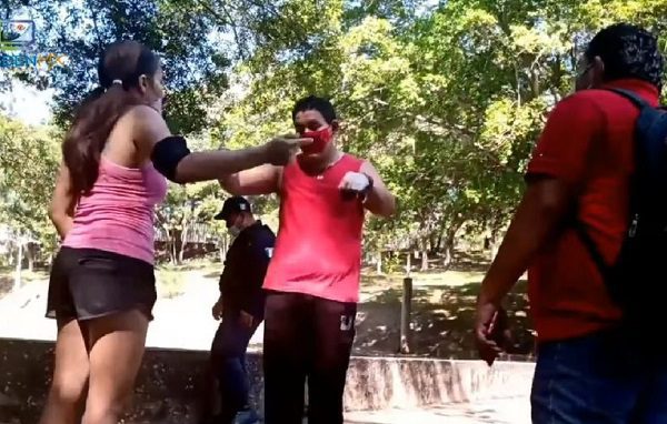 Acosador pide perdón de rodillas tras haber hostigado a una joven #VIDEO