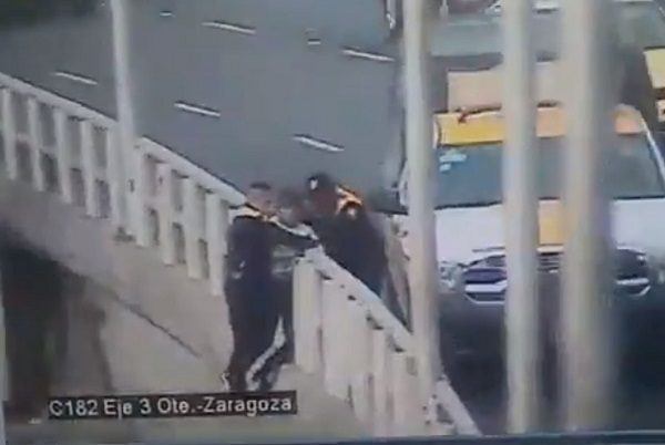 Así fue como policías evitaron el suicidio de un hombre #VIDEO