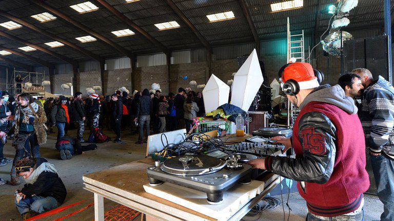 Francia endurecerá toque de queda, tras “fiesta incontrolable” de 2 mil personas