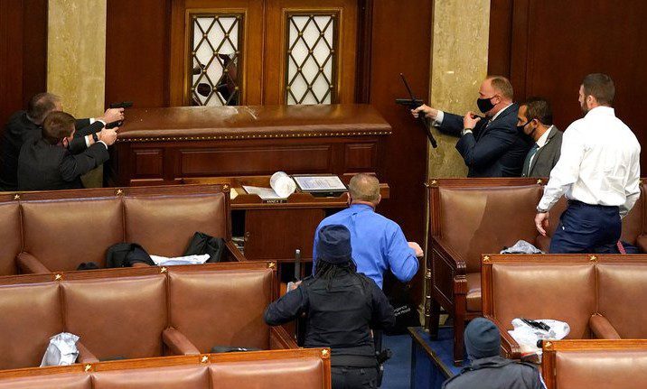Policías del Capitolio desenfundan armas para proteger a legisladores