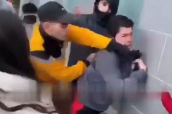 "Bravucones" acorralan y dan golpiza a joven con autismo #VIDEO