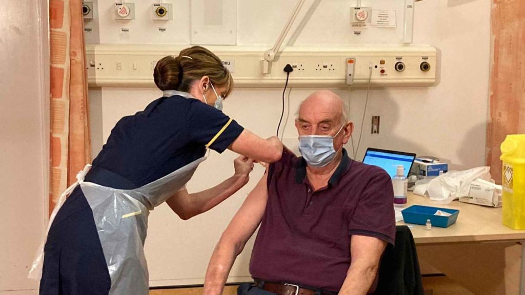 Hombre de 82 años, primero en recibir vacuna en Reino Unido