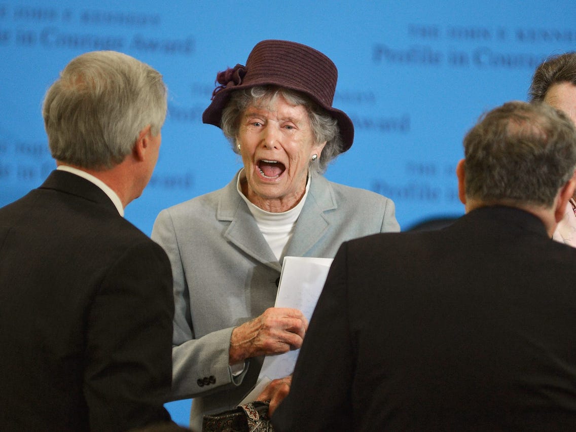 Por COVID-19, muere Nancy Bush, hermana del expresidente de EEUU