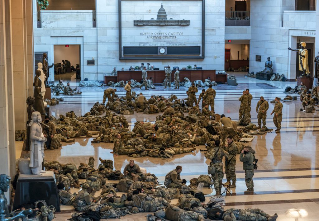 Legisladores se encontraron con elementos de la Guardia Nacional durmiendo en el Capitolio, previo al voto para destituir a Trump