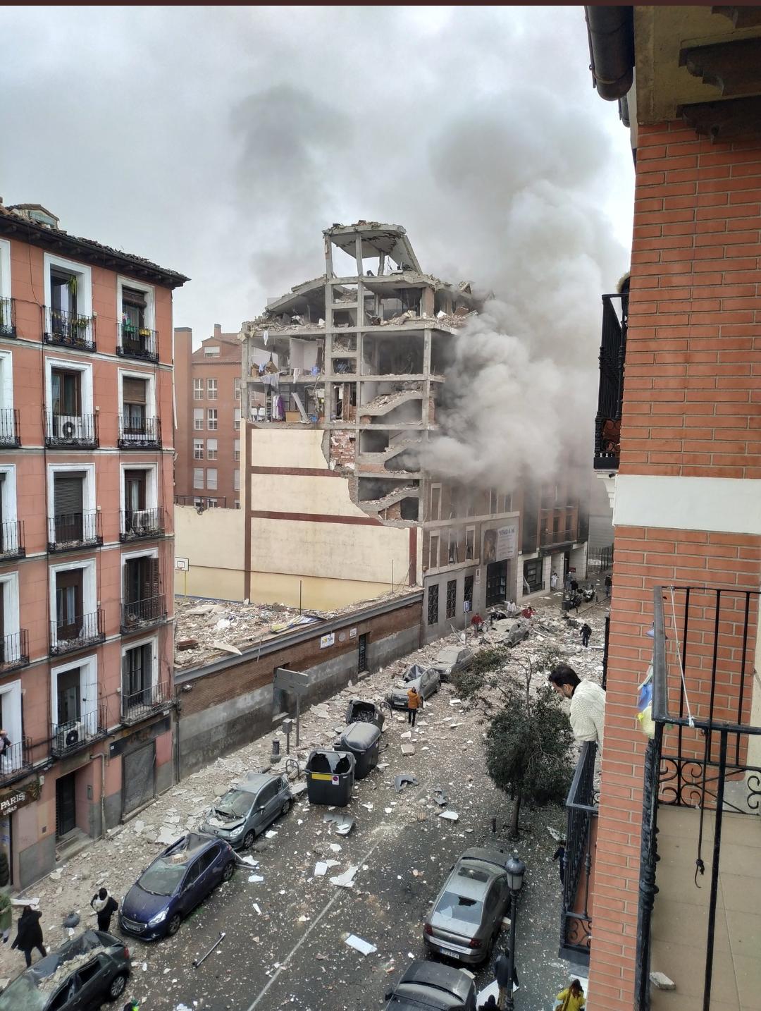 Explosión destruye tres plantas de un edificio del centro de Madrid