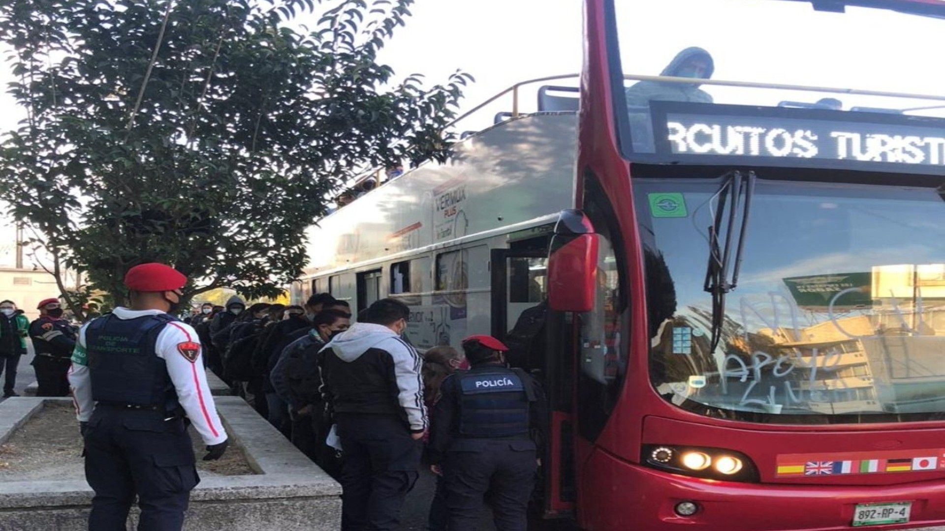 Implementan Turibuses como transporte emergente ante incendio en el Metro