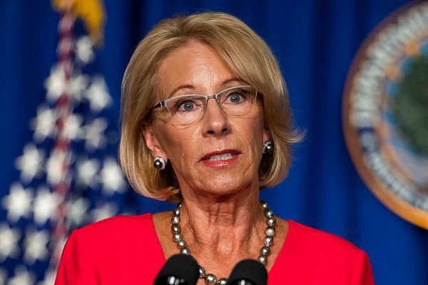 Tras señalar a Trump de alentar disturbios en el Capitolio, secretaria de Educación en EU renuncia