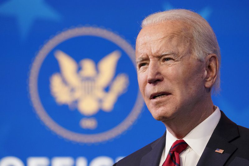 Biden asiste a misa con líderes republicanos y demócratas del Congreso