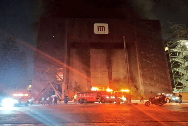 Controlan fuerte incendio en oficinas del Metro, el saldo es de una persona muerta