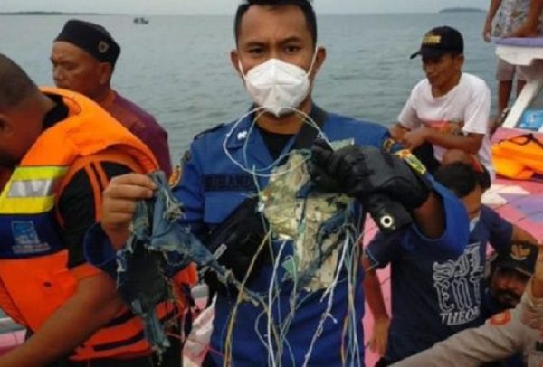 Confirman que Boeing 737 desaparecido en Indonesia se estrelló en el mar
