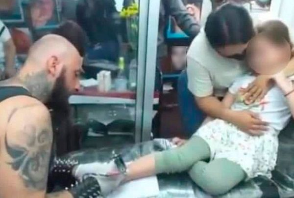 Padres llevan a tatuar a su hija de 7 años pese a que dice que le duele #VIDEO