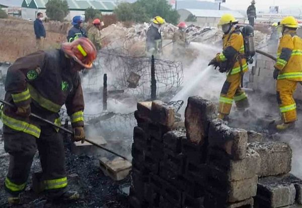 Dos hermanitos son rescatados de incendio en su hogar