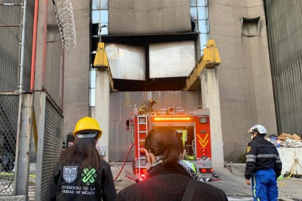 De forma precautoria CFE corta energía eléctrica en edificio incendiado del Metro