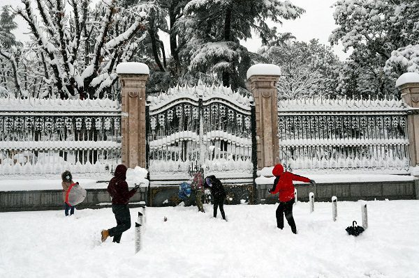 Pese a colapso en vías de comunicación, madrileños disfrutan de la nieve #FOTOS
