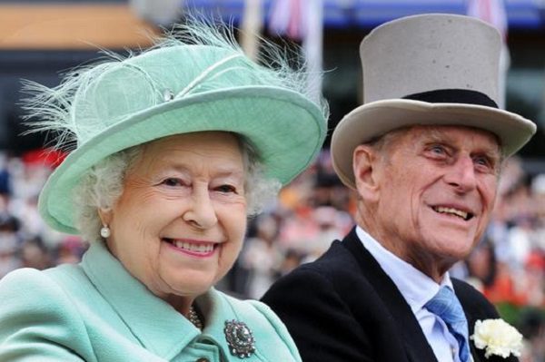 Reina Isabel II y su esposo Felipe reciben vacuna anticovid