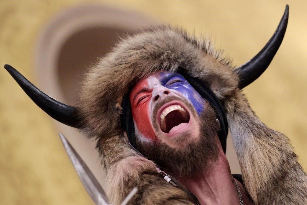 ¿Quién es Jake Angeli? El Búfalo que tomó el Capitolio de Estados Unidos #VIDEO