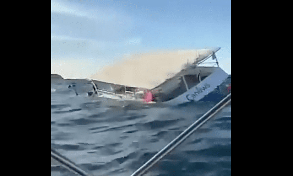 Rescatan a 60 turistas que se hundieron en embarcación de Puerto Vallarta #VIDEO