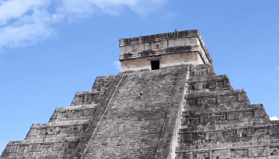 Para "cumplir una promesa" mujer sube pirámide y la llaman #LadyKukulkan #VIDEO