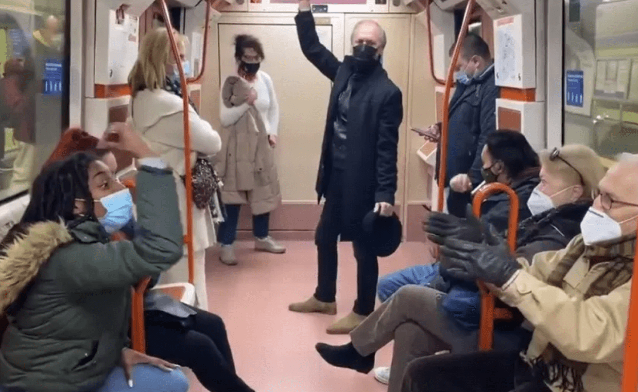 ¡Pelea por cubrebocas! joven discute con anciano en Metro de Madrid #VIDEO