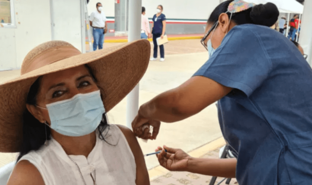 Regidora por Morena en Acapulco presume que ya se vacunó contra COVID-19