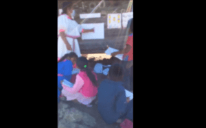 Maestra rarámuri da clases a niños en la Sierra Tarahumara #VIDEO