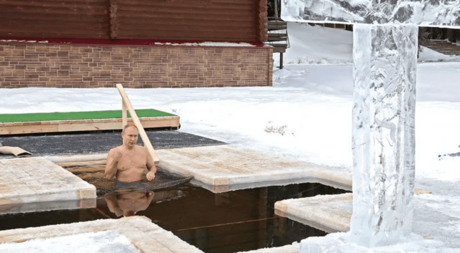 Putin se baña en agua a 20 grados bajo cero para celebrar la Epifanía #VIDEO
