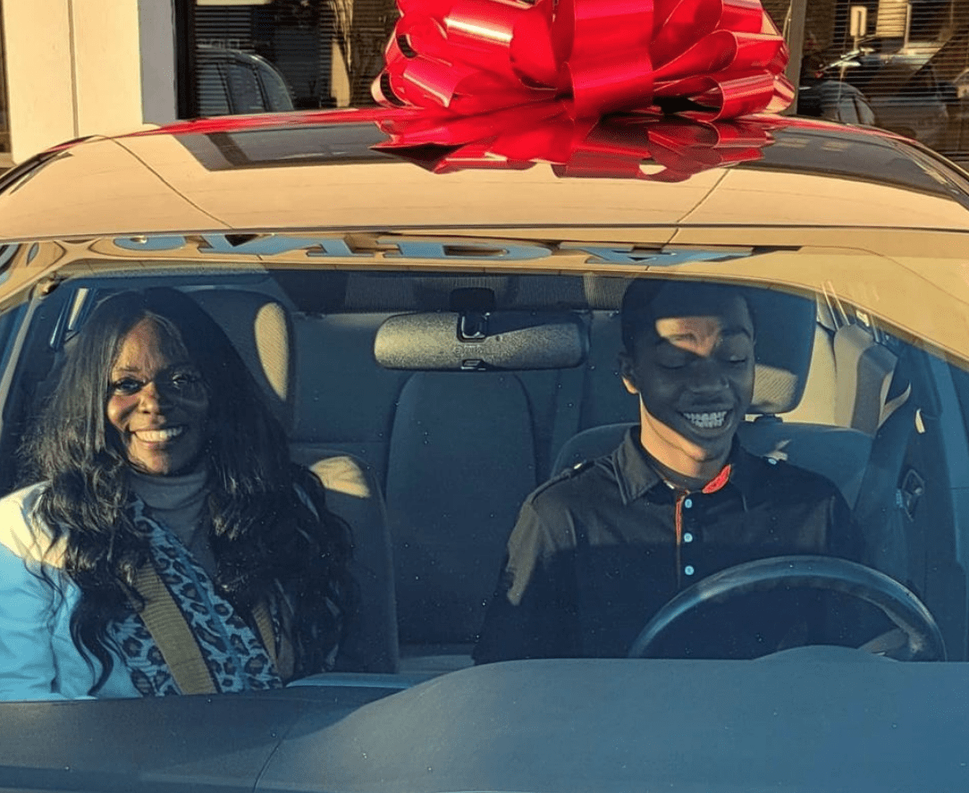 Mujer le regala auto a su vecino que caminaba 11 km para ir a trabajar