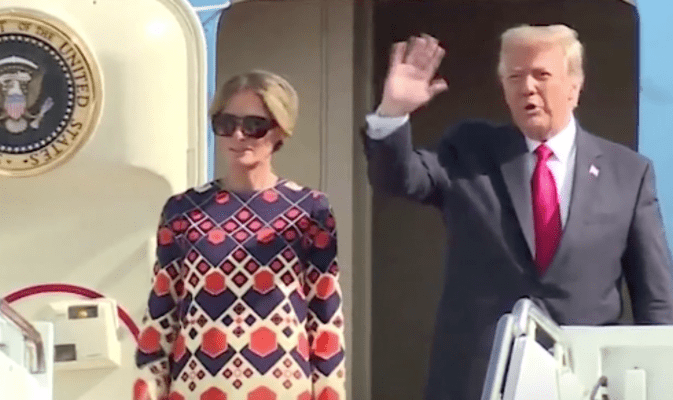 Donald Trump llega a Florida con su esposa y es recibido por sus seguidores