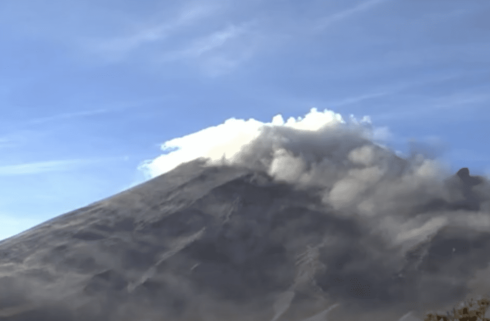 ¡"El Popo" activo! amanece nevado y registra emisión de gases y cenizas #VIDEO