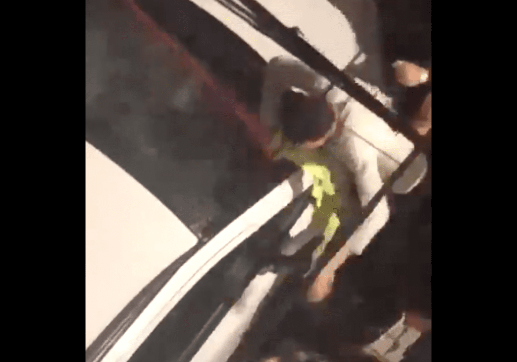 Multitud lincha a hombre que roció a mujer con ácido diluido #VIDEO